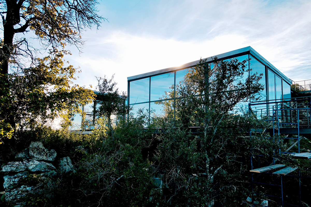 Mirror House - The Retreat on the Hill